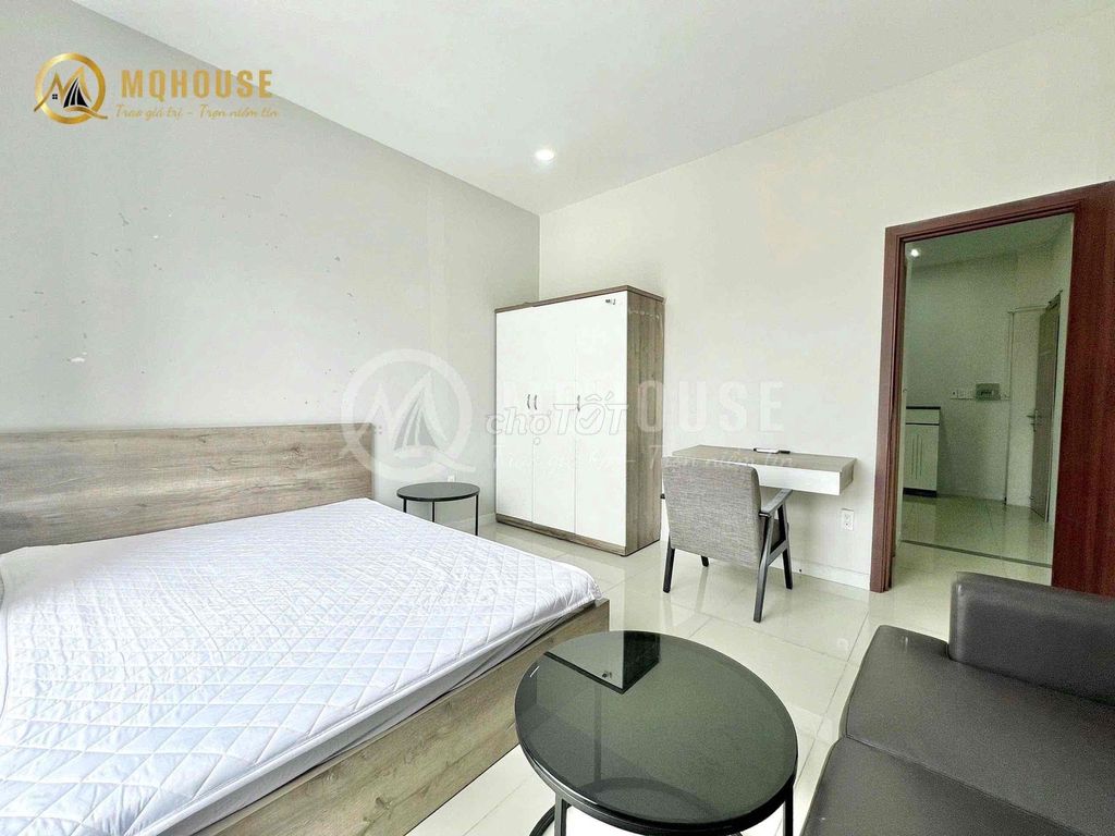 apartment one separate bedroom right at the Phú Nhuận stop.