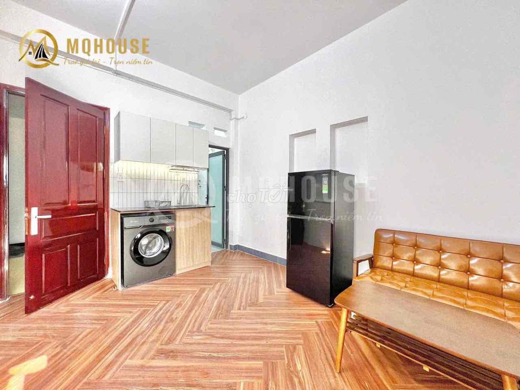 The apartment is a full sleep-room separation of furniture in the eye of the eye.