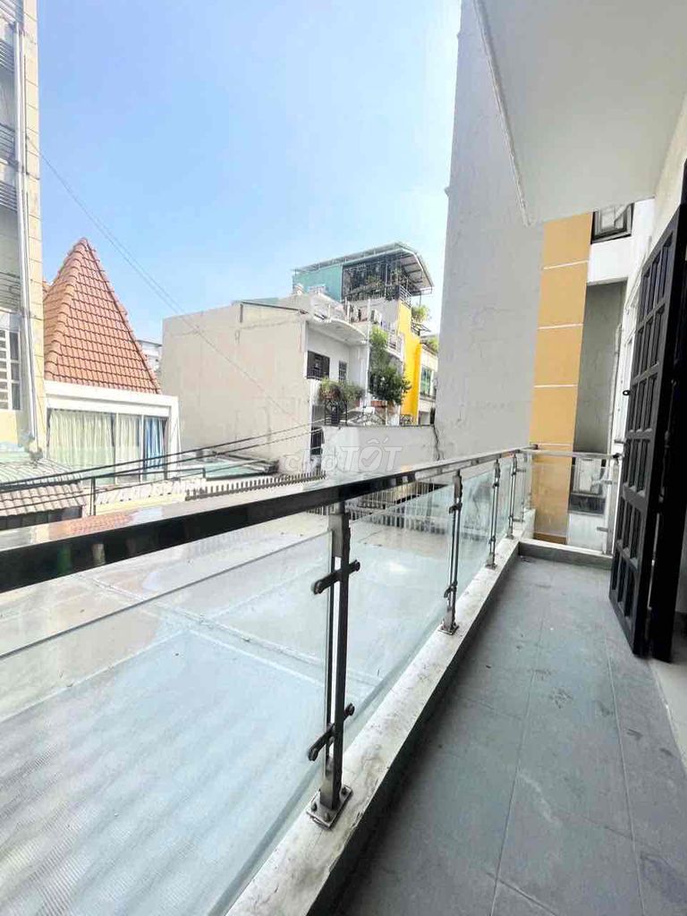 The apartment is a separate bedroom. The interior's right near the richmond apartment.