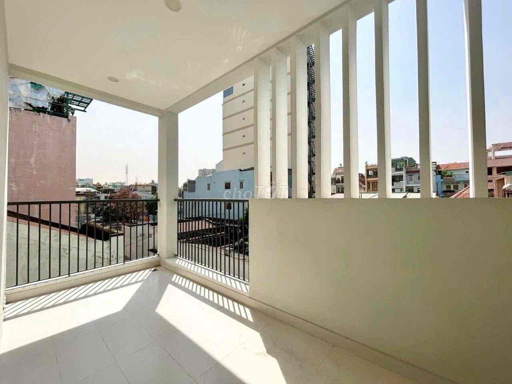 The two bedrooms are right near the Phú Nhuận stop.