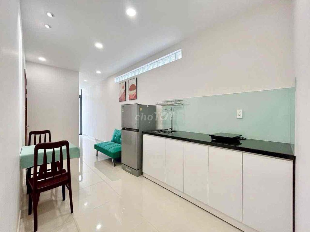 The two bedrooms are right near the Phú Nhuận stop.