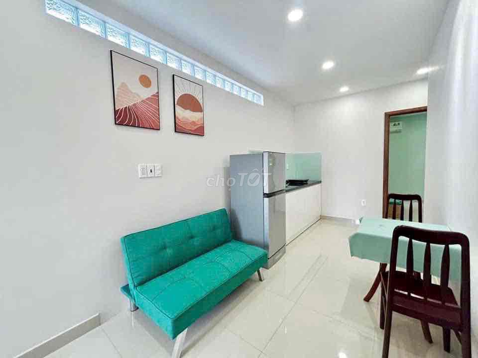 The two bedrooms are right near the Phú Nhuận stop.