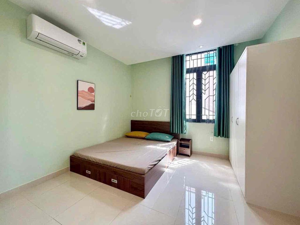 The two bedrooms are right near the Phú Nhuận stop.
