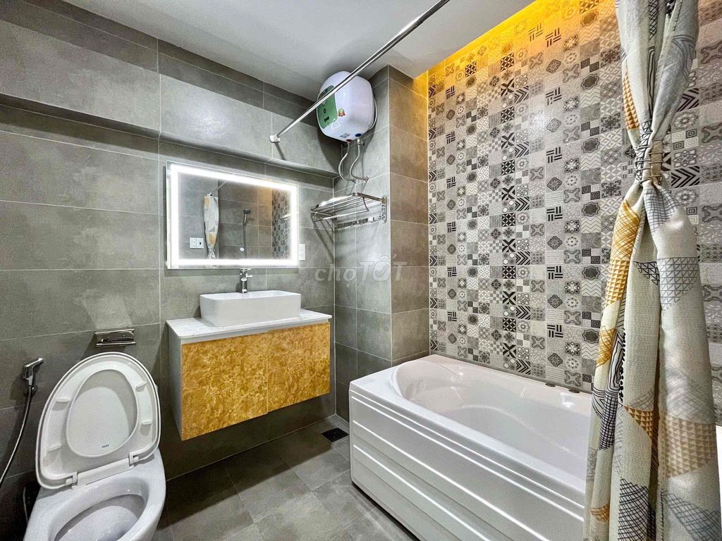 The one-room bathroom has a bathtub in the beautiful locality of the Nephew.
