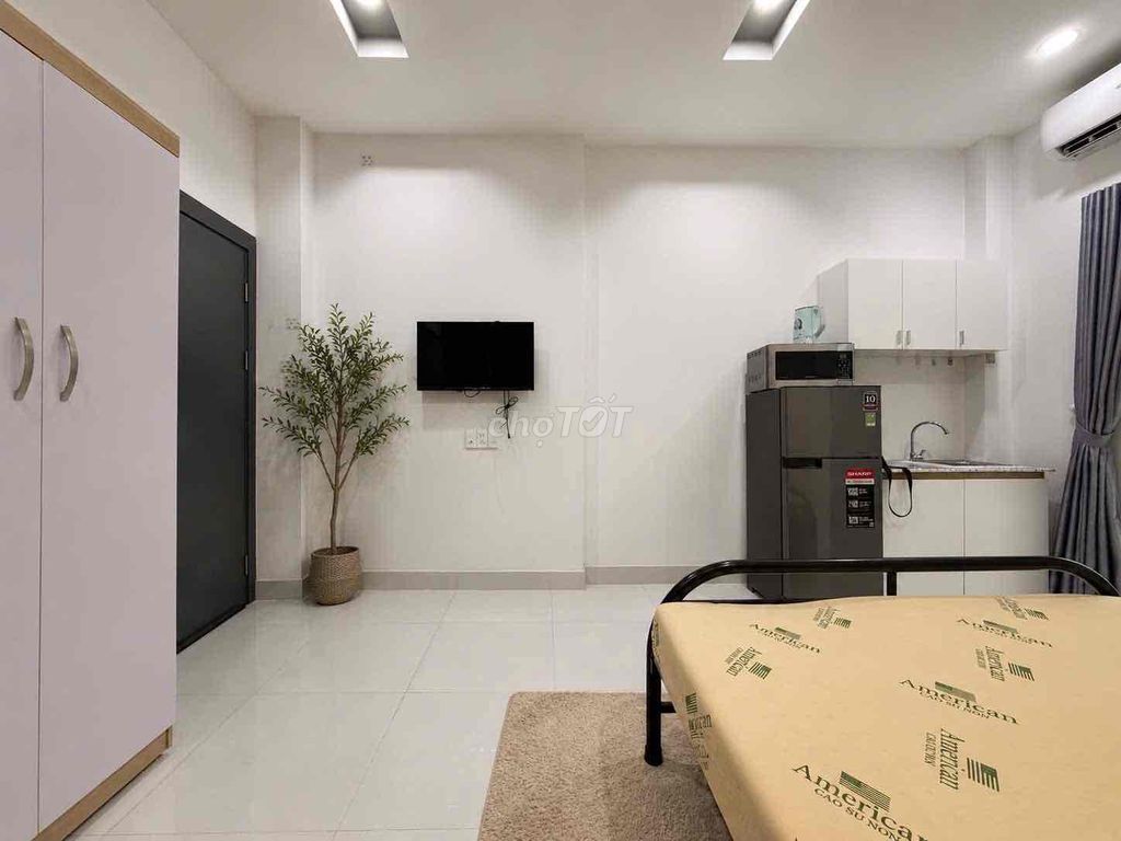 The studio apartment is full of high-end furniture right down the Phan Xích Long food street.