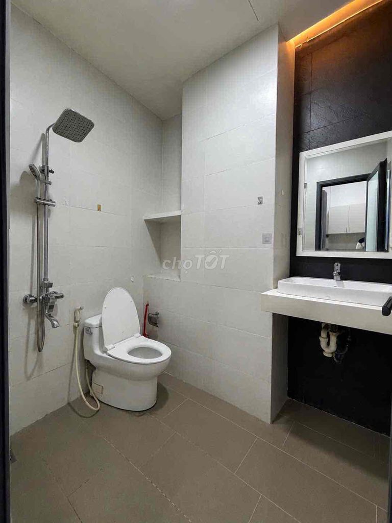 The studio apartment is full of high-end furniture right down the Phan Xích Long food street.