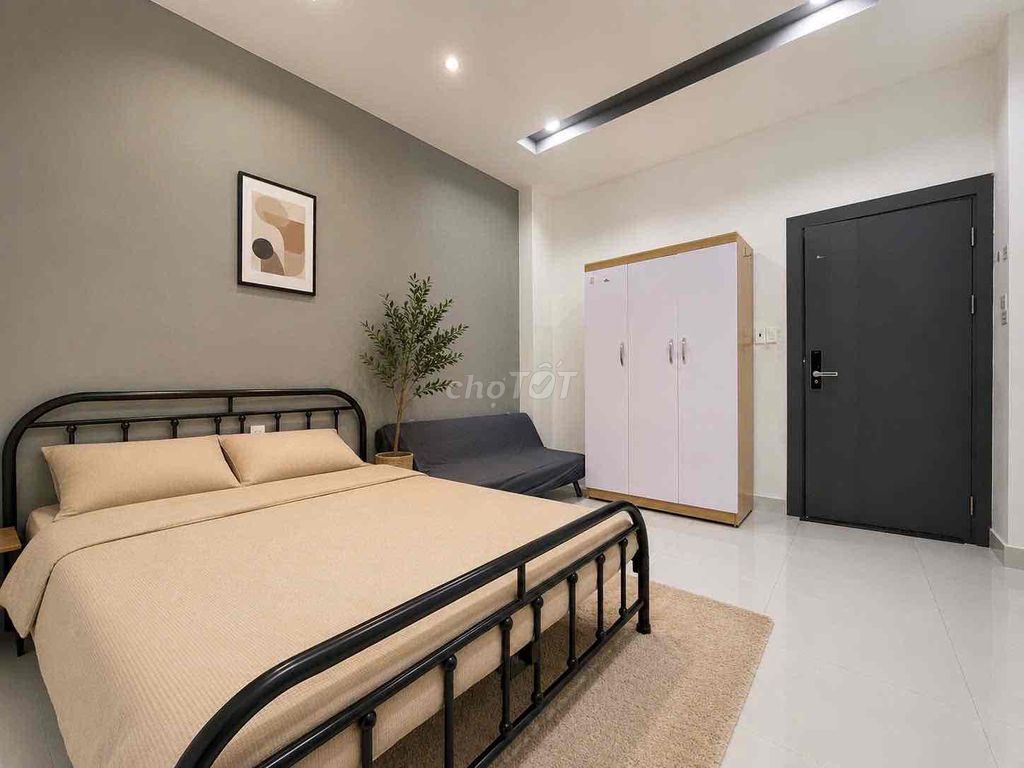 The studio apartment is full of high-end furniture right down the Phan Xích Long food street.