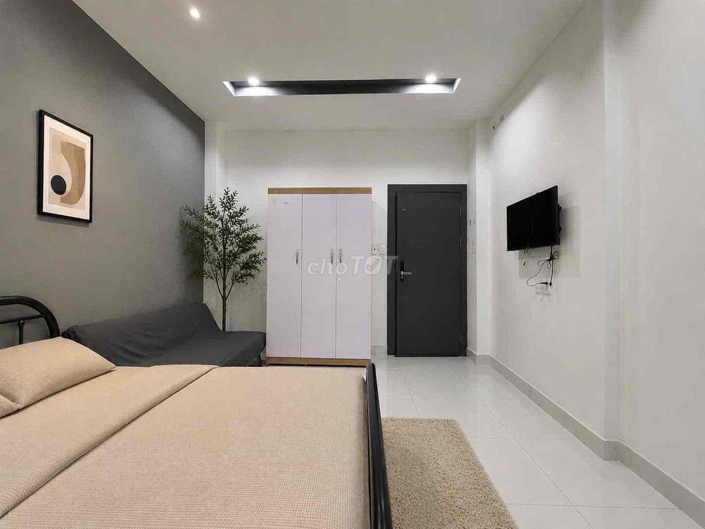 The studio apartment is full of high-end furniture right down the Phan Xích Long food street.