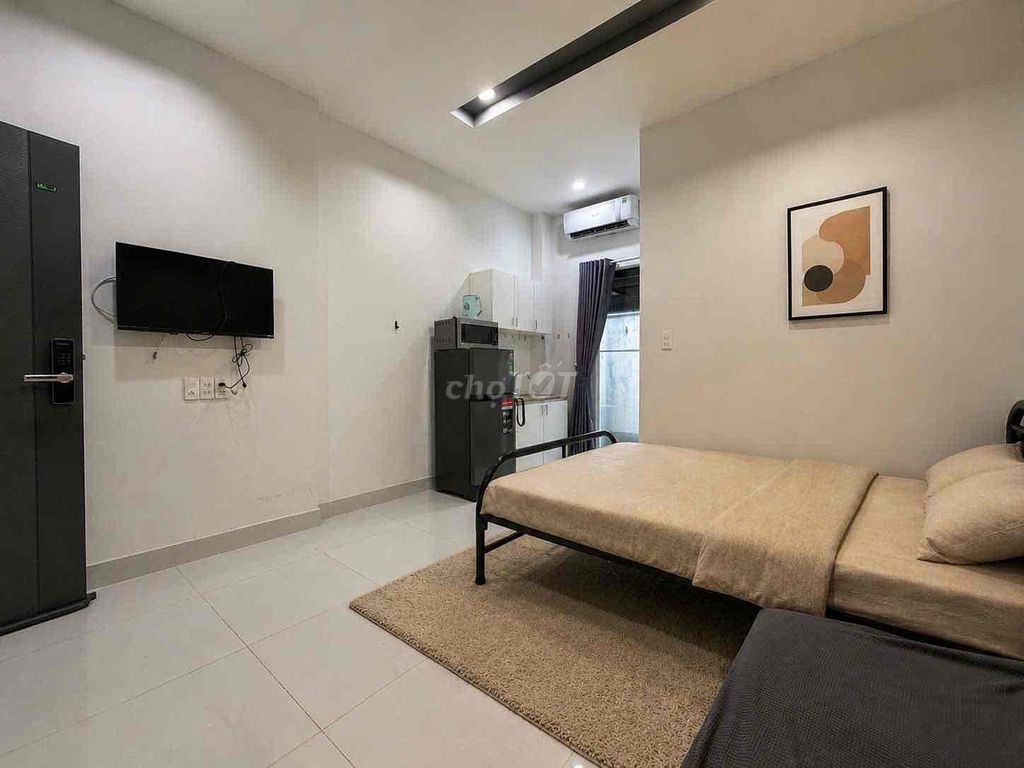 The studio apartment is full of high-end furniture right down the Phan Xích Long food street.