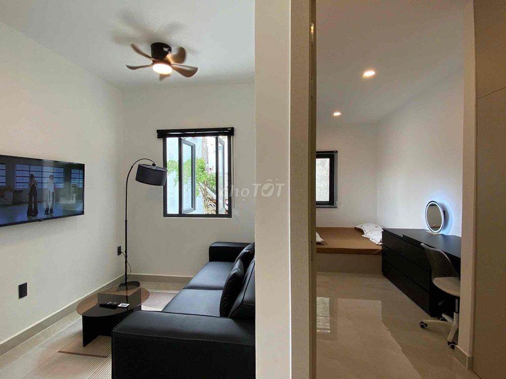 Rent two bedrooms. One bathroom, clear the kitchen. A full window of Nguyễn Trãi Bến Thành.