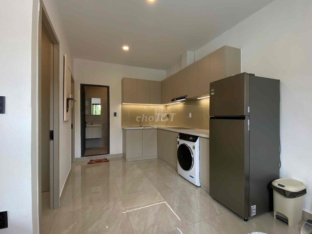 Rent two bedrooms. One bathroom, clear the kitchen. A full window of Nguyễn Trãi Bến Thành.