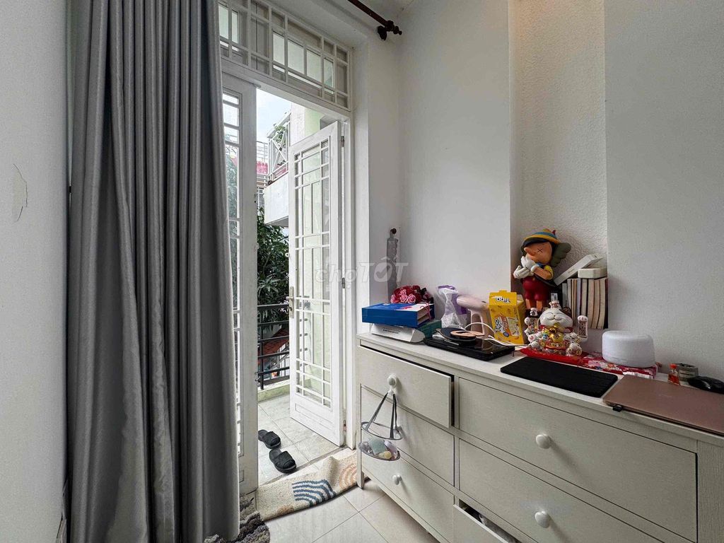 A kitchen bedroom, Dương Quảng Hàm.