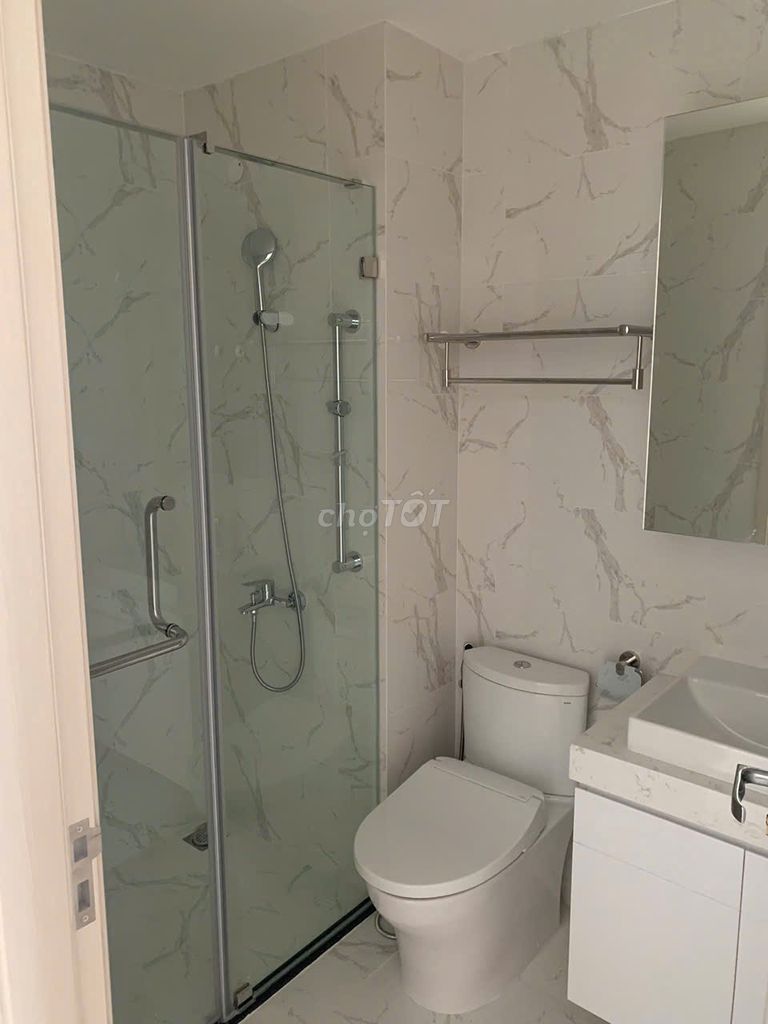 Rent apartment 55 M2, two bedrooms. A clear, natural, natural, natural design toilet.