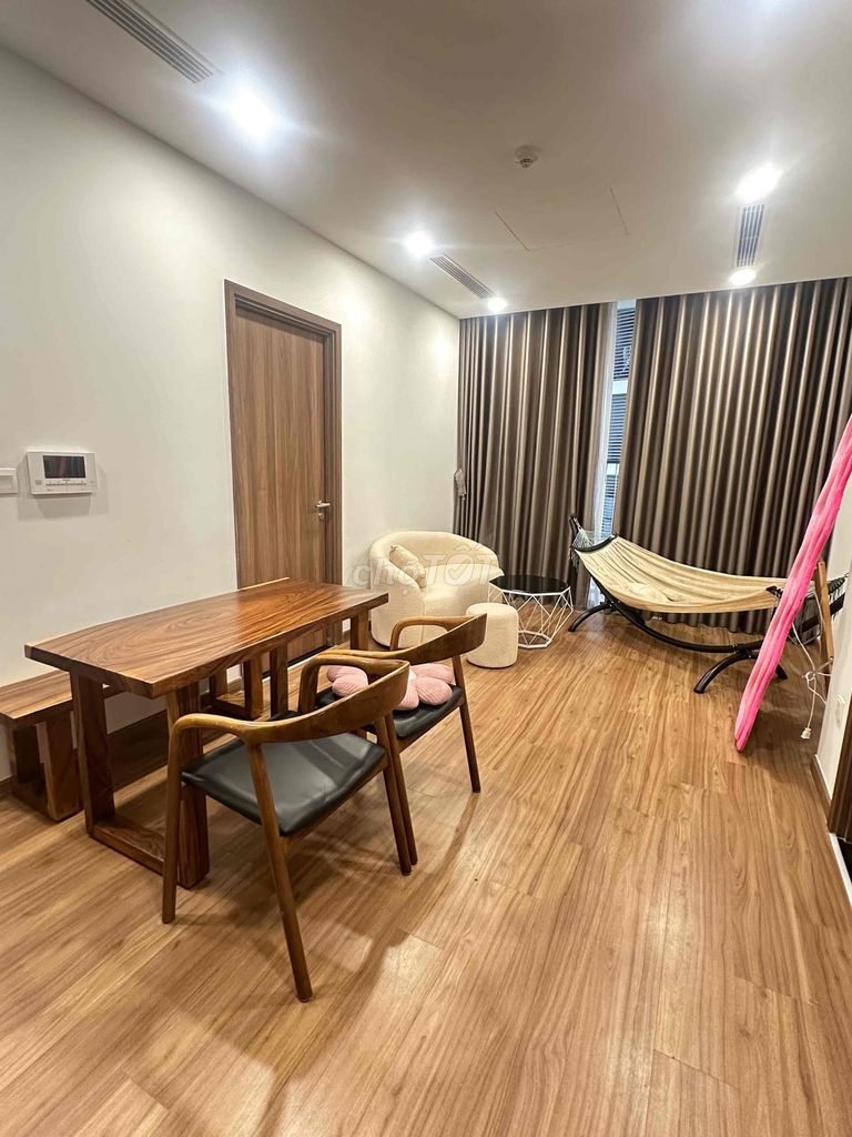 Rent an eco-green building room in 7th.