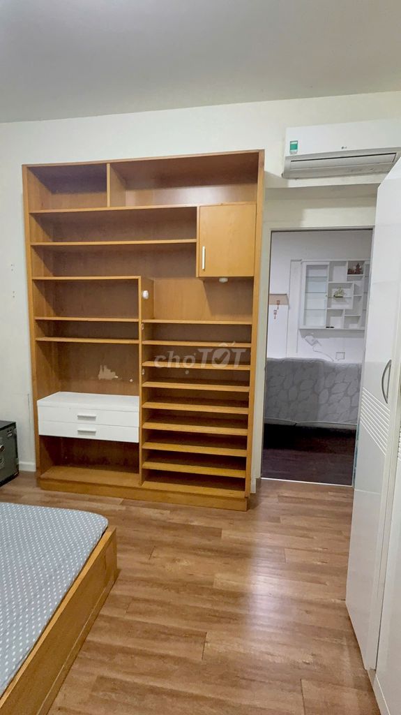 Rent a two-room apartment, a full-size toilet for 10 million in the park.