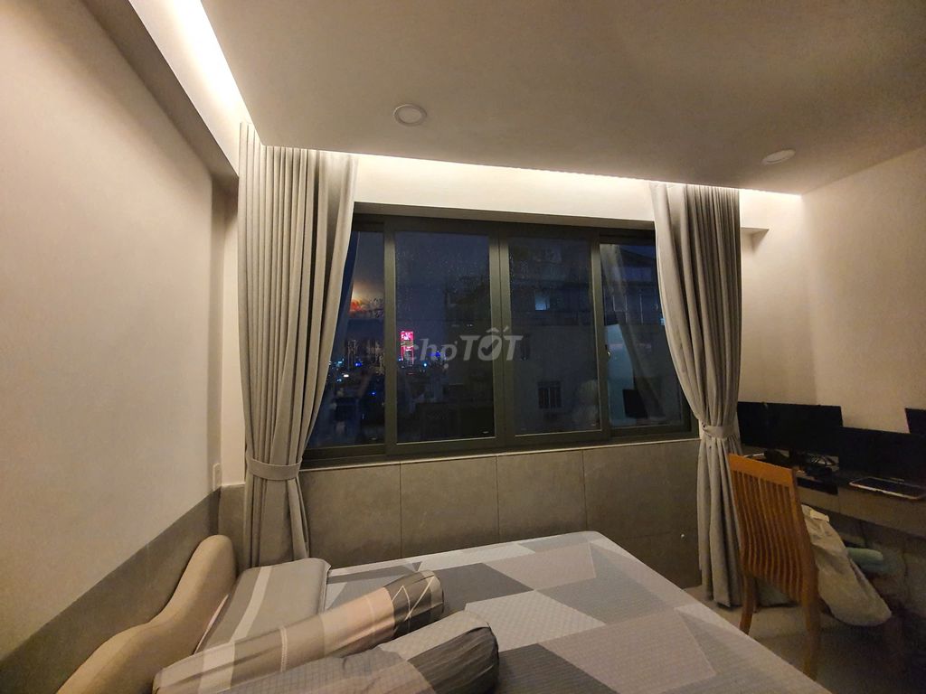 The owner of the studio next to the market, Mrs. C. understands near Lawtown, bedroom.