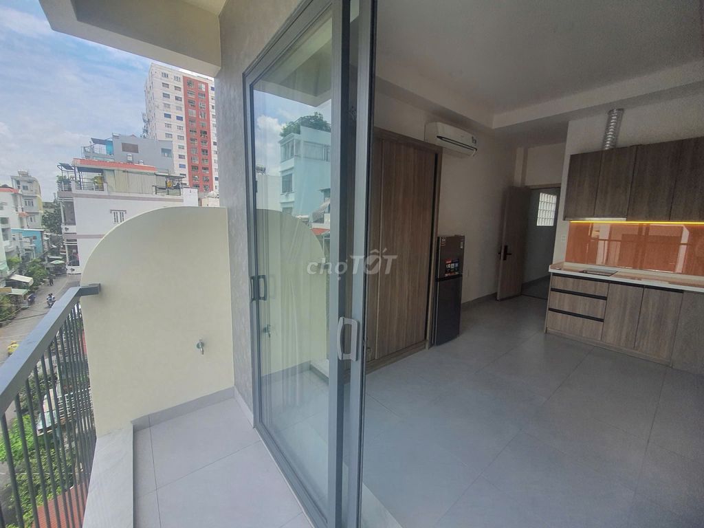 It was the owner who rented the new apartment next to the market.