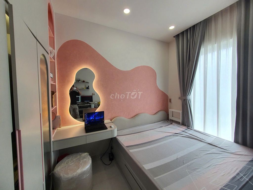 It was the owner who rented the new apartment next to the market.