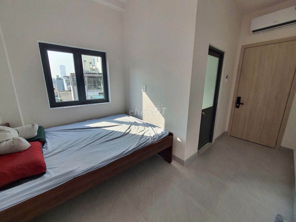 It was the owner who rented the new apartment next to the market.