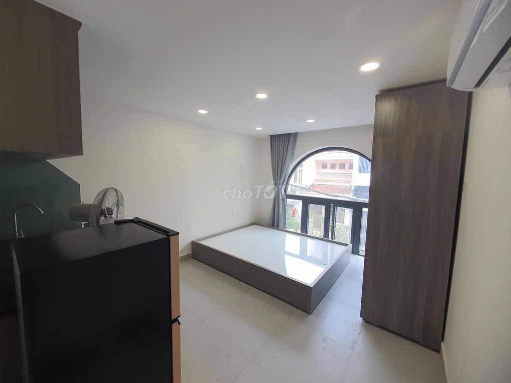 It was the owner who rented the new apartment next to the market.