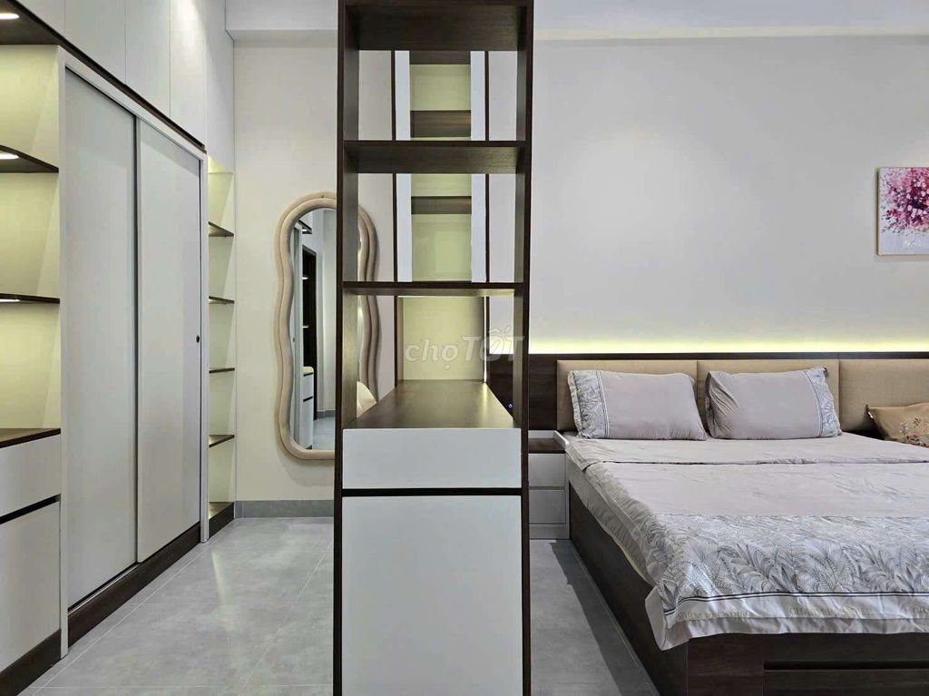 Rent a big balcony studio, full interior right at Nguyễn Duy Trinh.