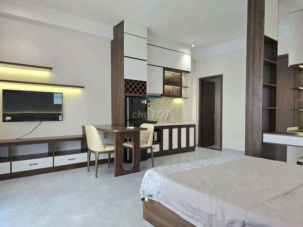 Rent a big balcony studio, full interior right at Nguyễn Duy Trinh.