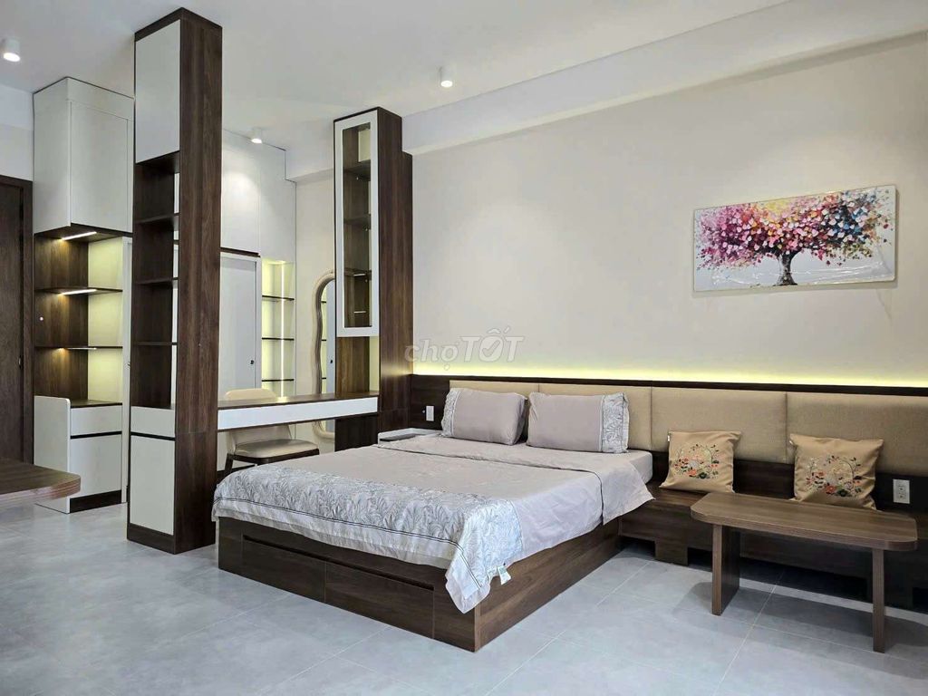 Rent a big balcony studio, full interior right at Nguyễn Duy Trinh.
