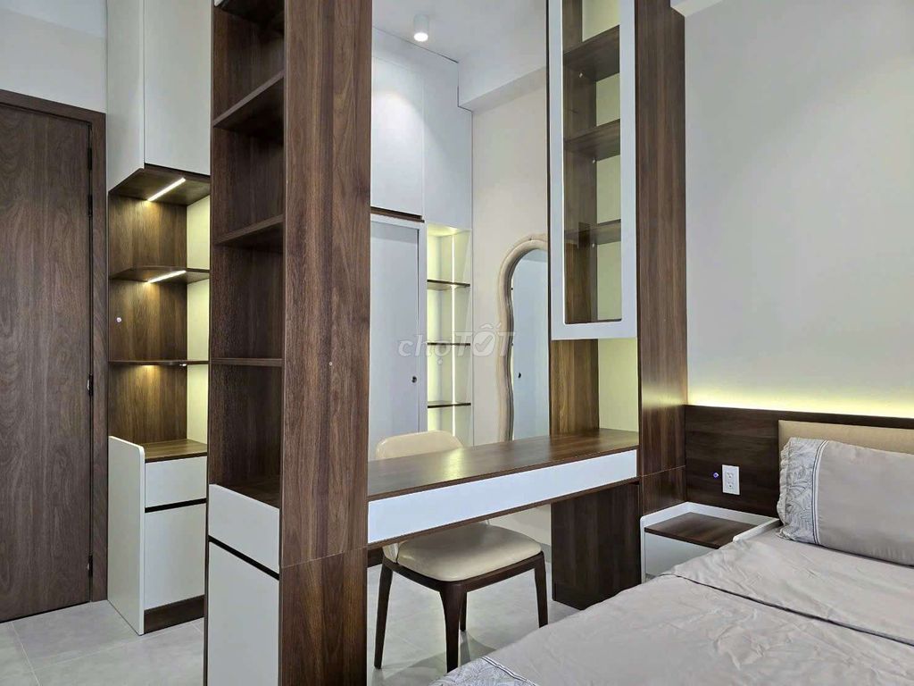 Rent a big balcony studio, full interior right at Nguyễn Duy Trinh.