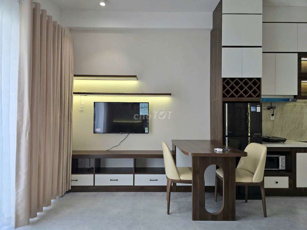 Rent a big balcony studio, full interior right at Nguyễn Duy Trinh.