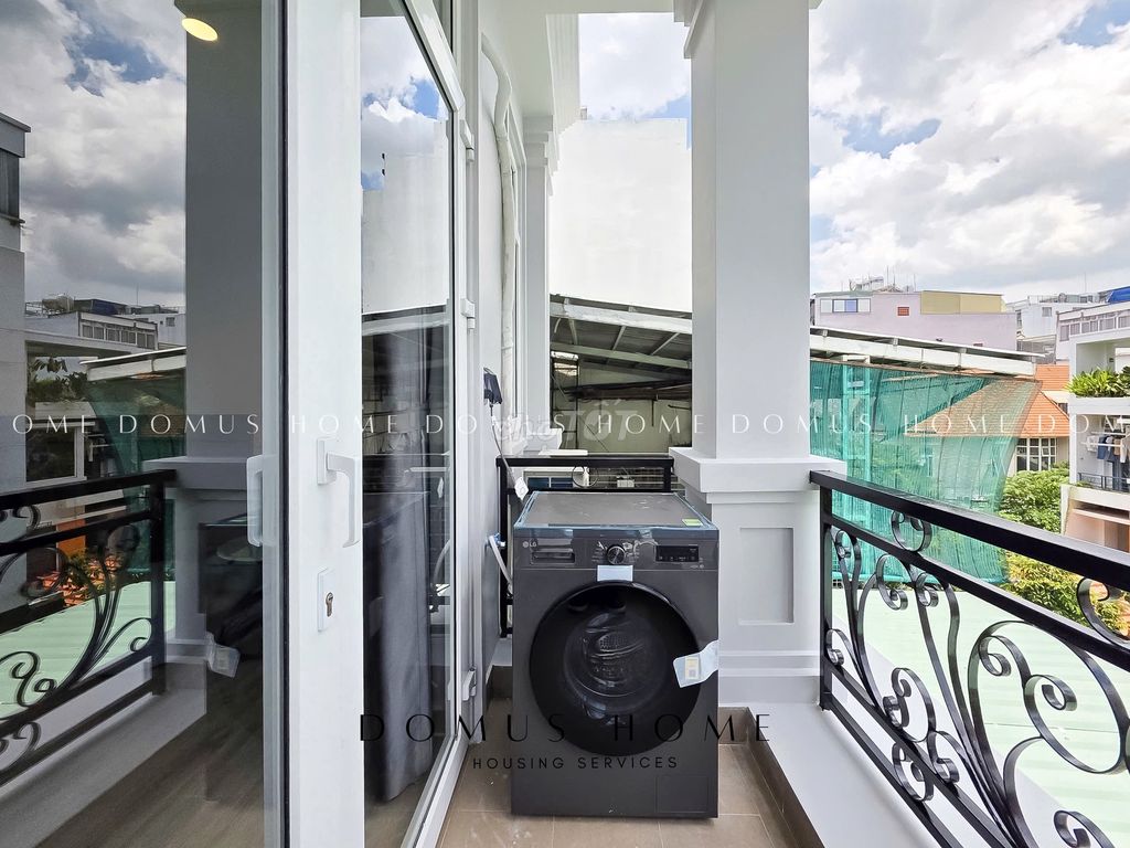 Opening the mini-bar with balconies in Mart District 7.