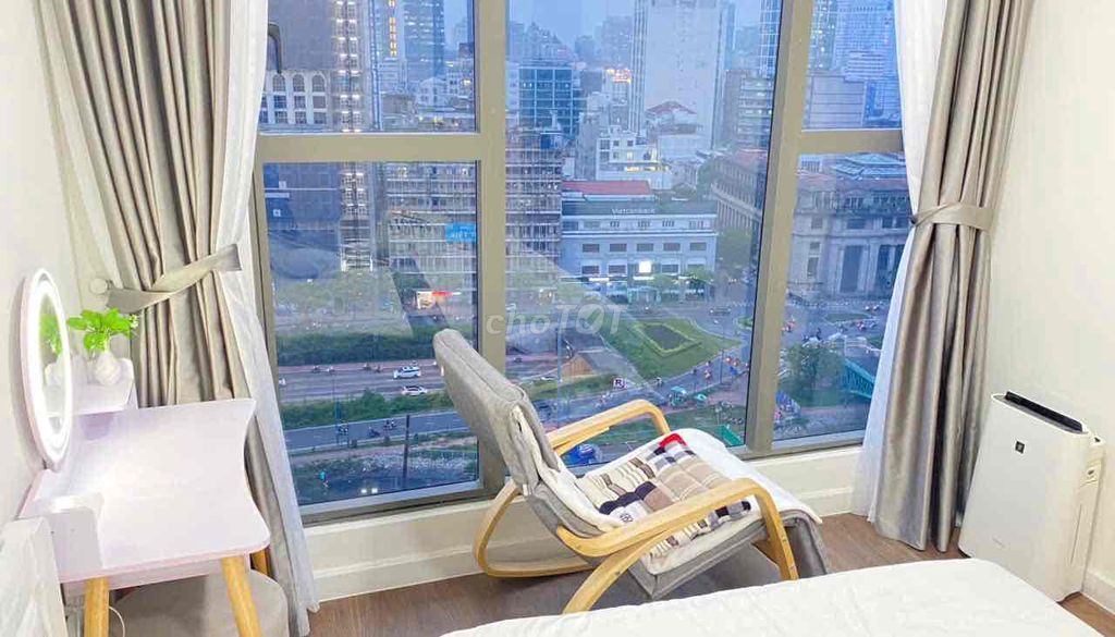 Saigon Royal 120 m2 3 bedroom 2 toilet corner 1 Bittexco, check out the 1st District light.