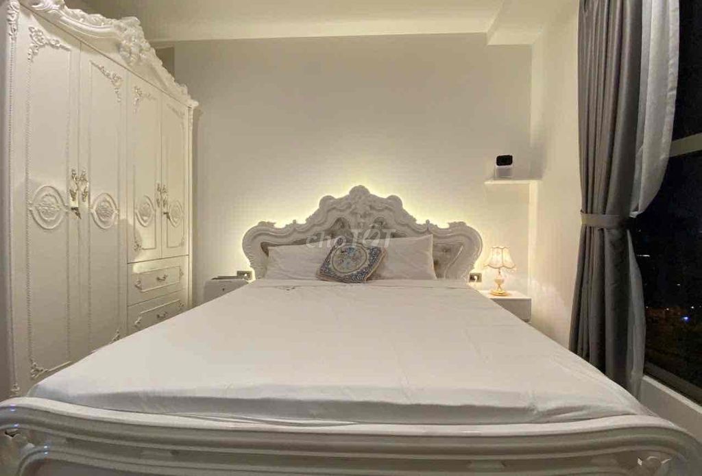 Saigon Royal 120 m2 3 bedroom 2 toilet corner 1 Bittexco, check out the 1st District light.