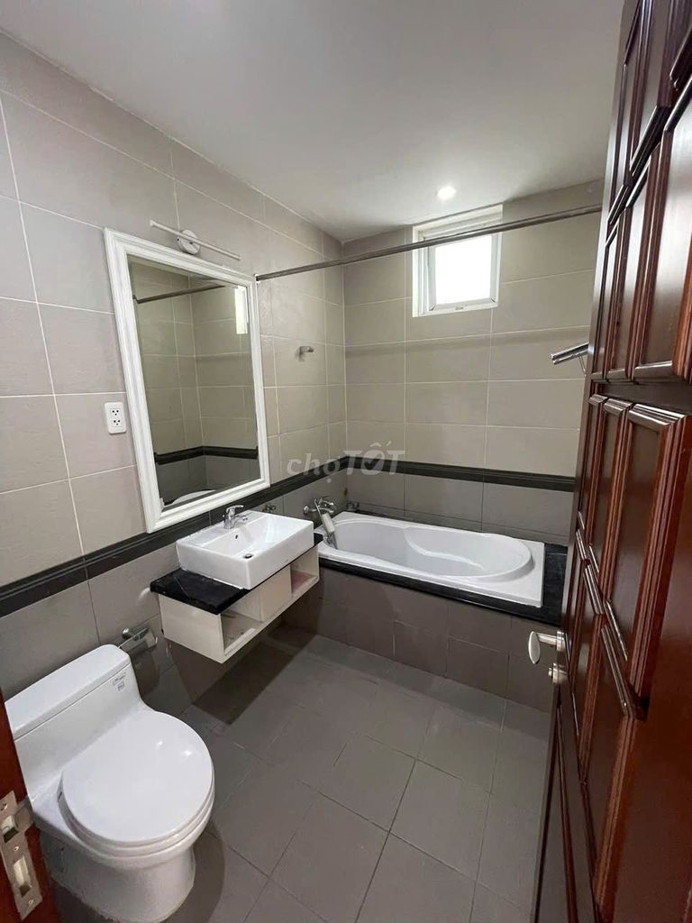 Rent the apartment Him Lam Riverside District 7, 100 meters, 2 bedrooms, basic interior.