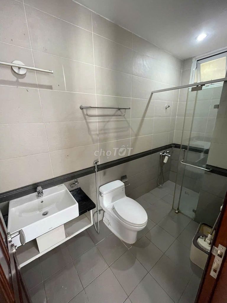 Rent the apartment Him Lam Riverside District 7, 100 meters, 2 bedrooms, basic interior.