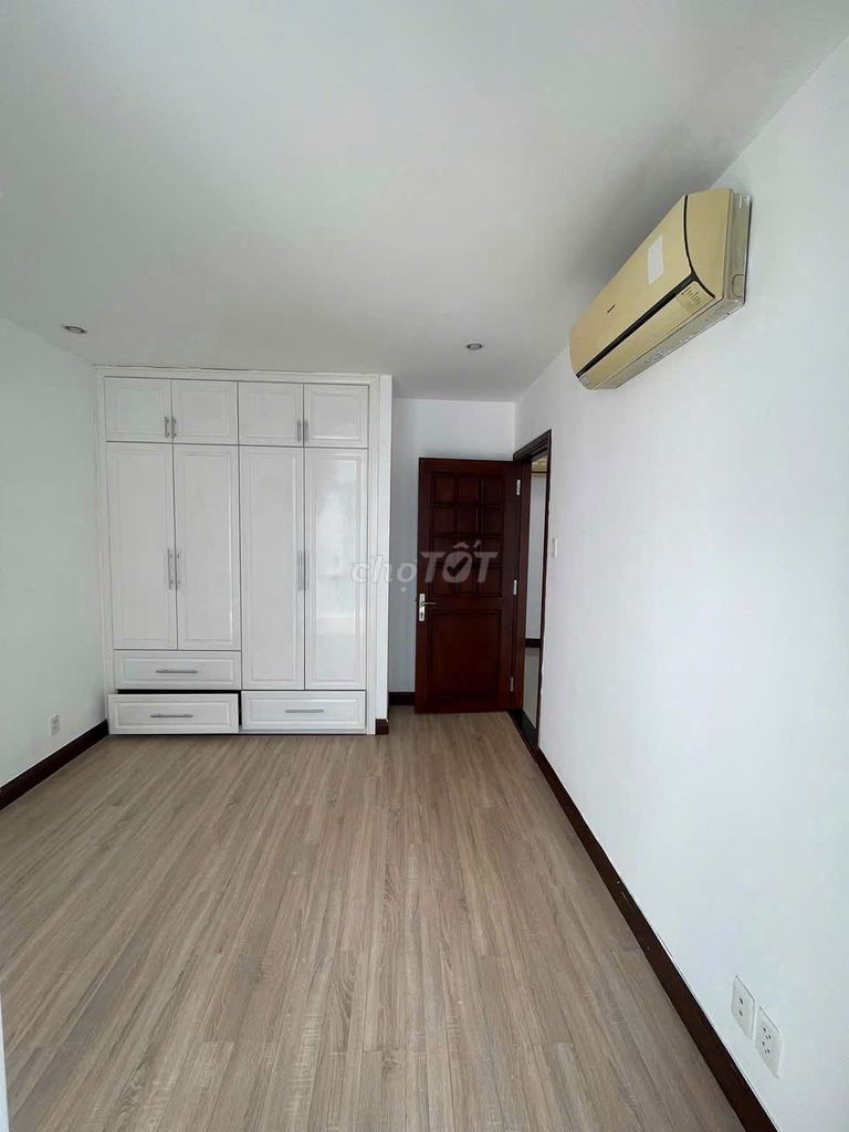 Rent the apartment Him Lam Riverside District 7, 100 meters, 2 bedrooms, basic interior.