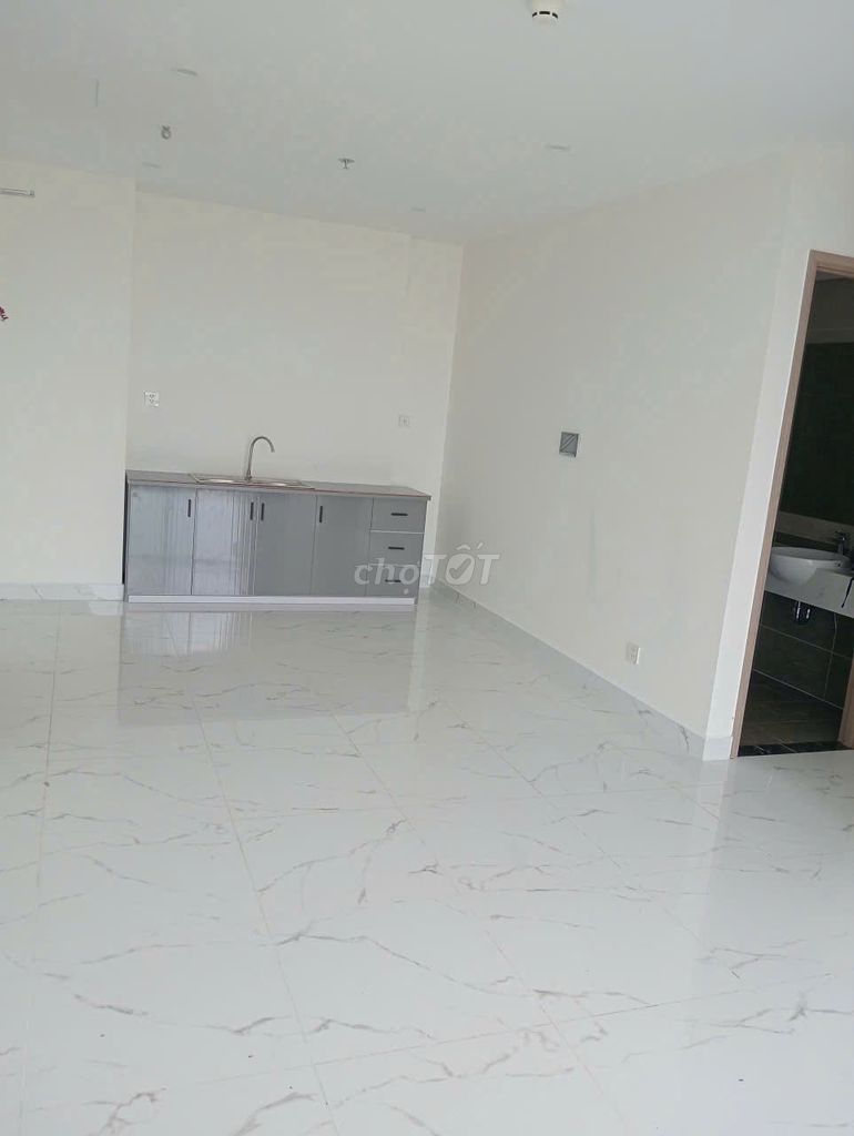 It's the owner who rents his three bedrooms, 2 Excelsior bs10th Magomes District 9