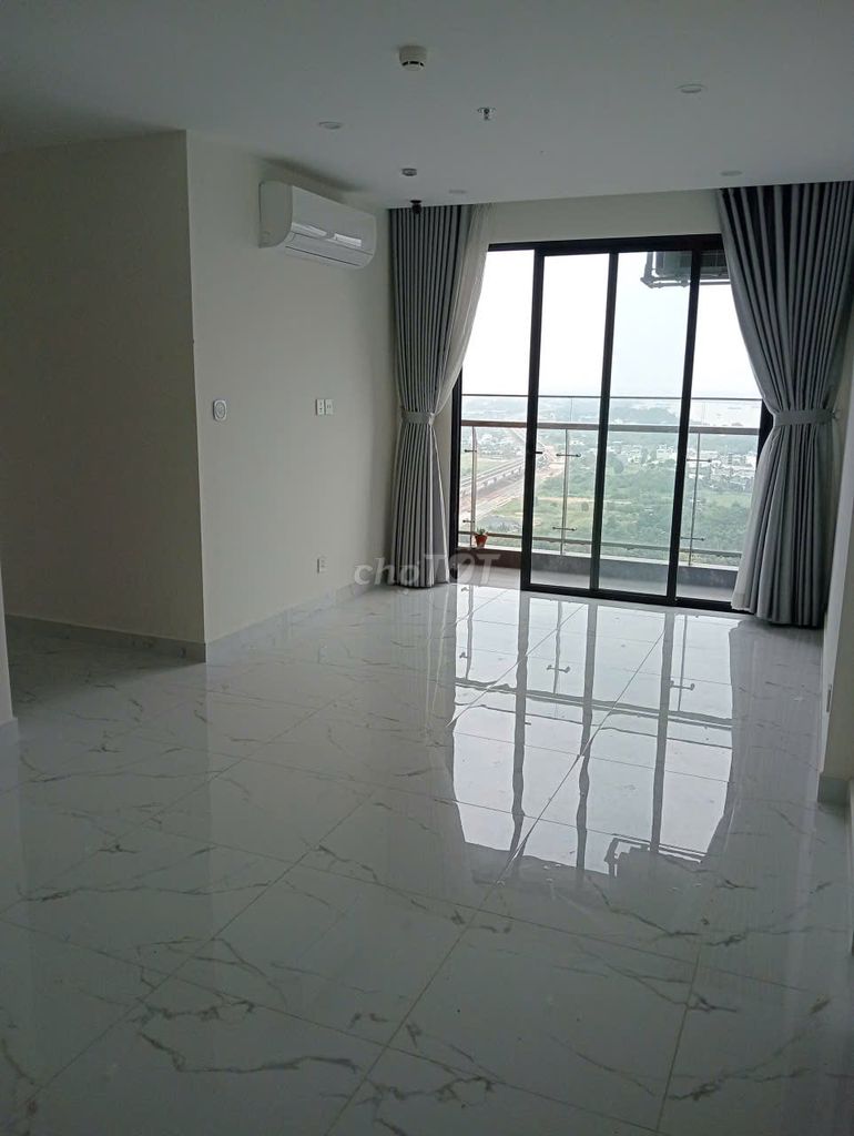 It's the owner who rents his three bedrooms, 2 Excelsior bs10th Magomes District 9