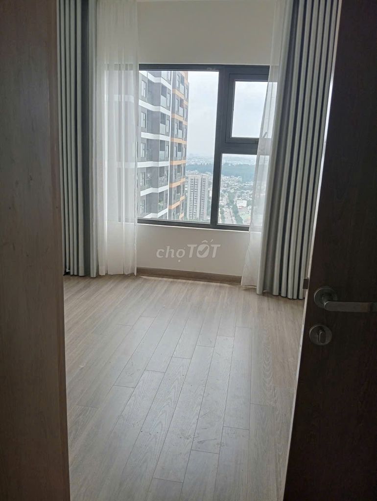 It's the owner who rents his three bedrooms, 2 Excelsior bs10th Magomes District 9