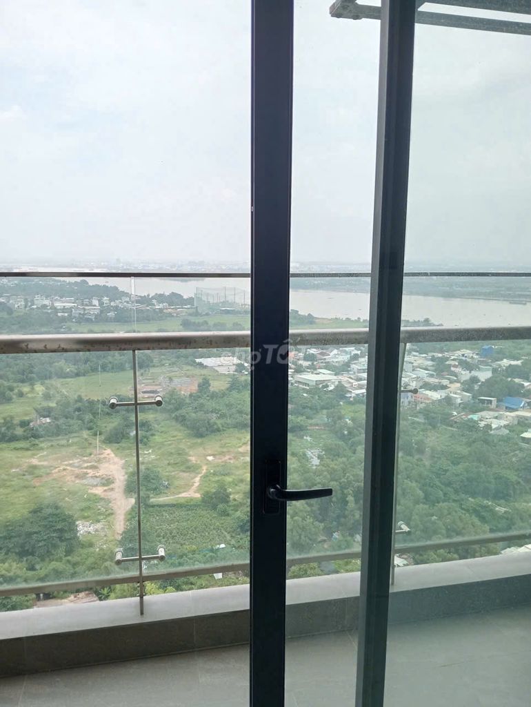 It's the owner who rents his three bedrooms, 2 Excelsior bs10th Magomes District 9