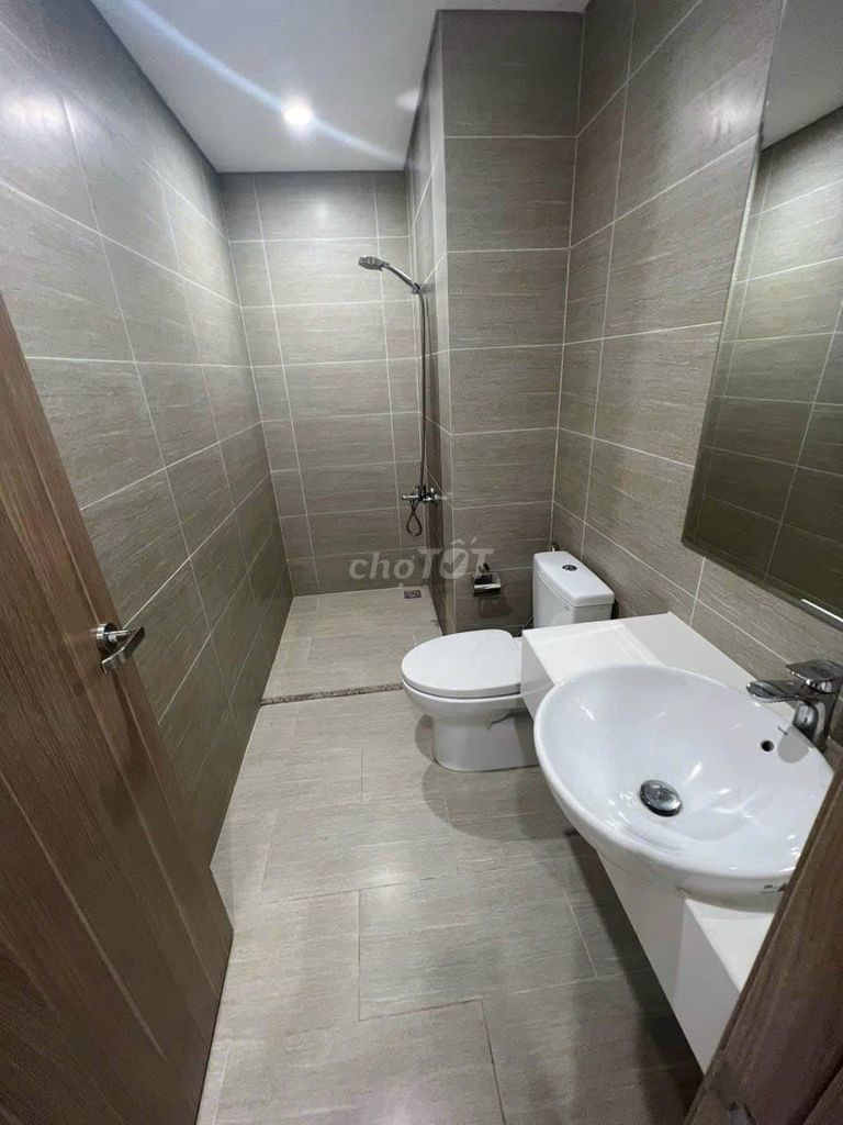 It's the owner who rents his three bedrooms, 2 Excelsior bs10th Magomes District 9