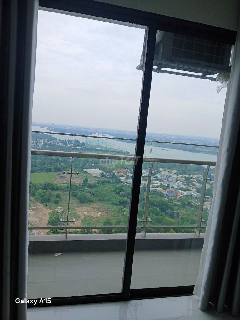 It's the owner who rents his three bedrooms, 2 Excelsior bs10th Magomes District 9