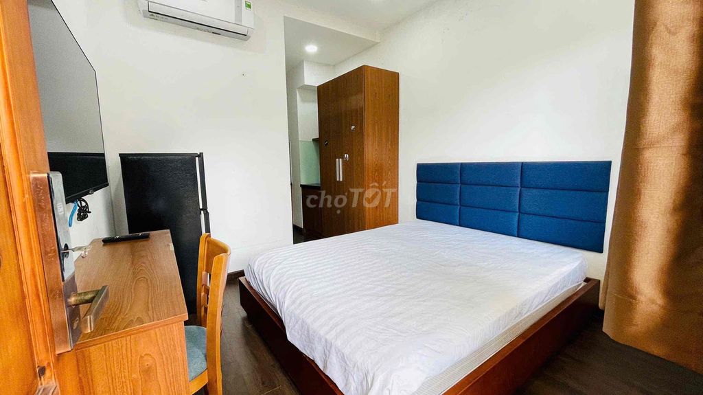 It's the owner of a cool-ass balcony studio, Cô Bắc-Cô Giang.