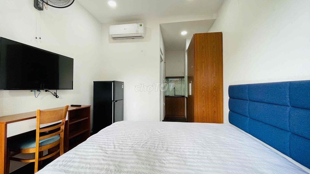 It's the owner of a cool-ass balcony studio, Cô Bắc-Cô Giang.