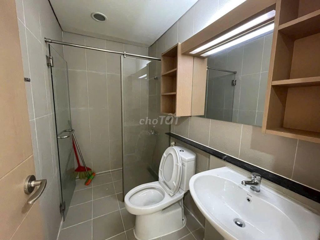 C/c Khuông Việt-Tân Phú has three bedrooms, two full toilets cost 13.5 million a month.