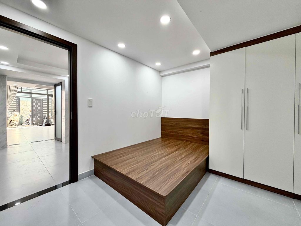 Open up the mini-room. One bedroom, four million and a half.