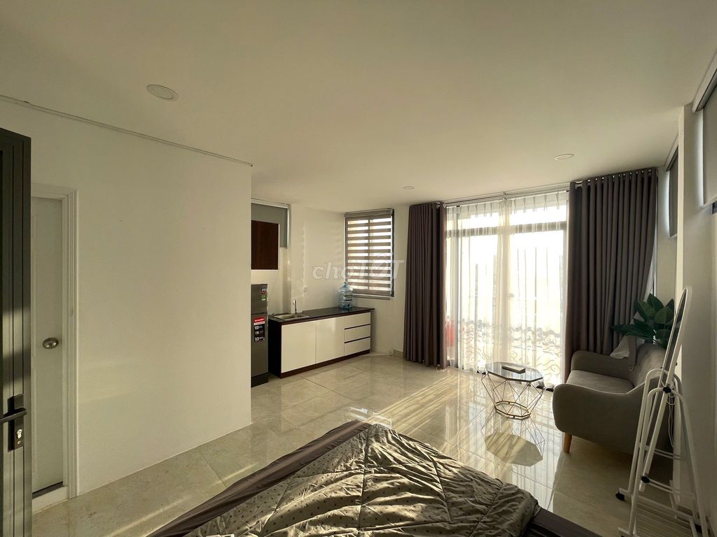 The apartment near Nguyễn Văn Đậu is a super-size bandol vault elevator.
