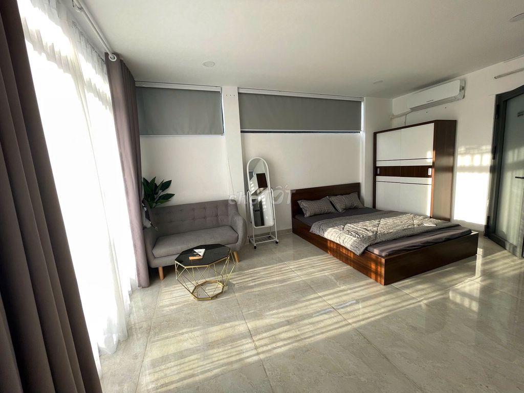 The apartment near Nguyễn Văn Đậu is a super-size bandol vault elevator.