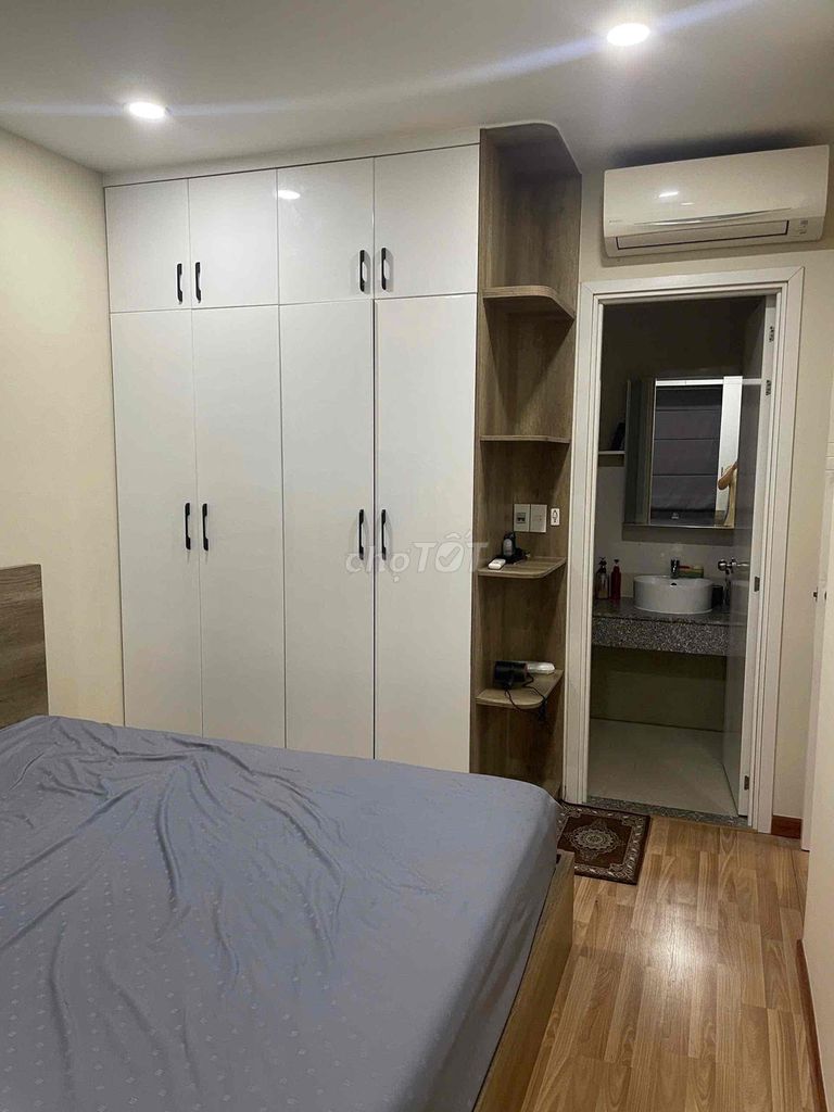 I'm going to rent Diamond Riverside apartments. 11 million full of furniture. Two bedrooms, two toilets.
