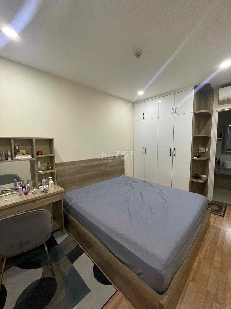 I'm going to rent Diamond Riverside apartments. 11 million full of furniture. Two bedrooms, two toilets.