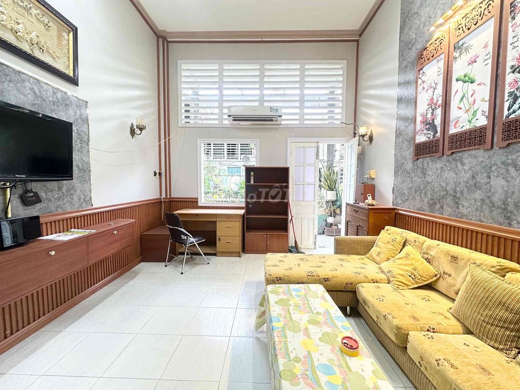 The Three Bedrooms of the Four